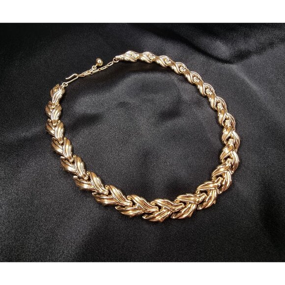 Vintage TRIFARI 1950s Gold-Tone Necklace With Textured Leaf Design - Picture 2 of 5